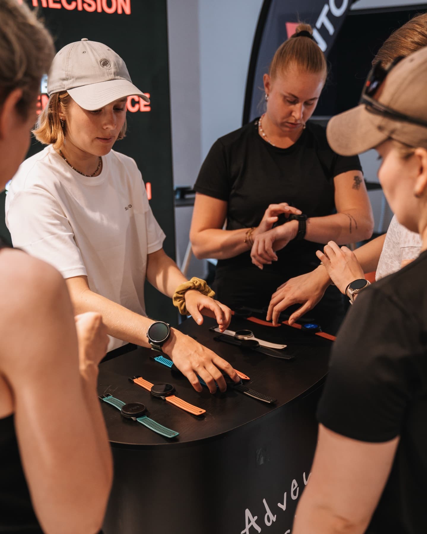Teilnehmerinnen testen Suunto Uhren an der Test Station